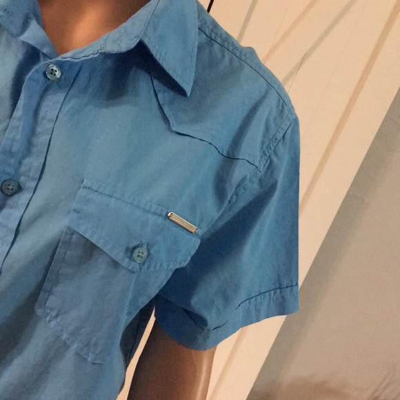 Guess Jeans blue button down short sleeve shirt. Size Medium - Picture 3 of 7